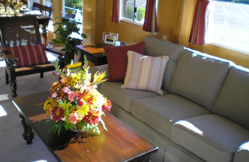 The 70' Gold houseboat living area at Antelope Point.