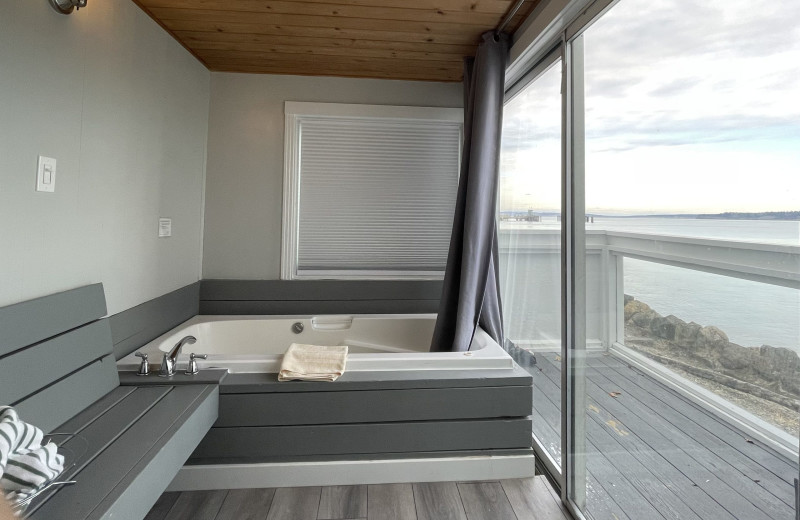 Guest hot tub at Tides Inn.