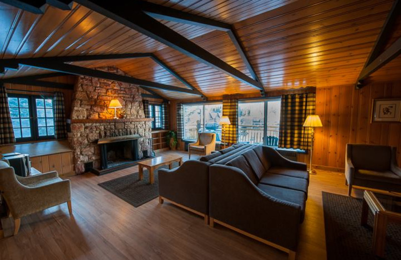 Guest living room at Inns of Banff.