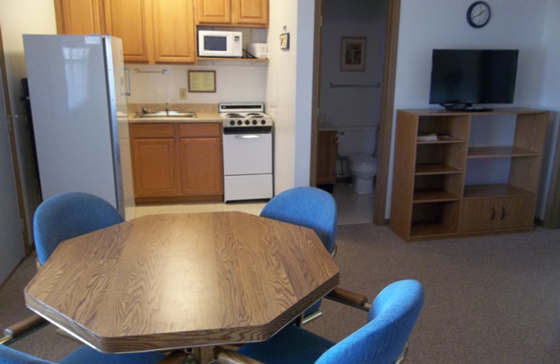 Guest kitchen dining area at Golden Horseshoe Resort.
