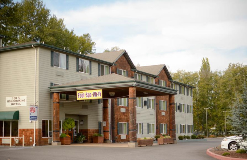 Exterior view of Clatskanie River Inn.