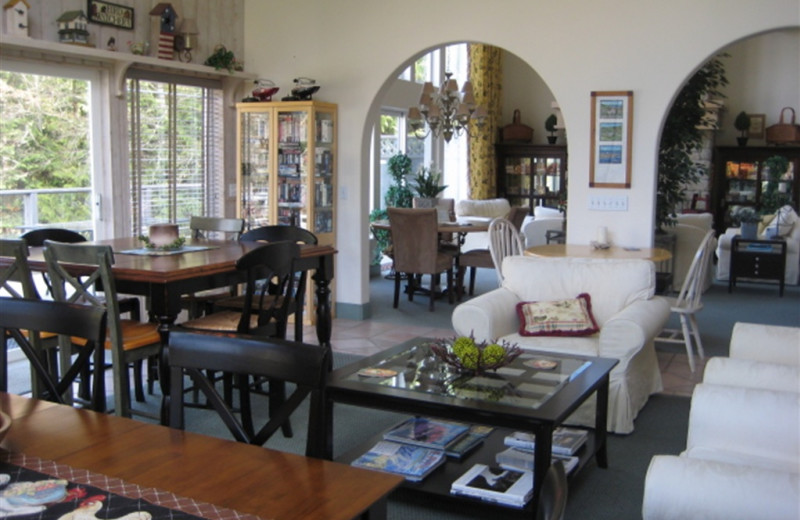 Lodge breakfast room at Lost Mountain Lodge.