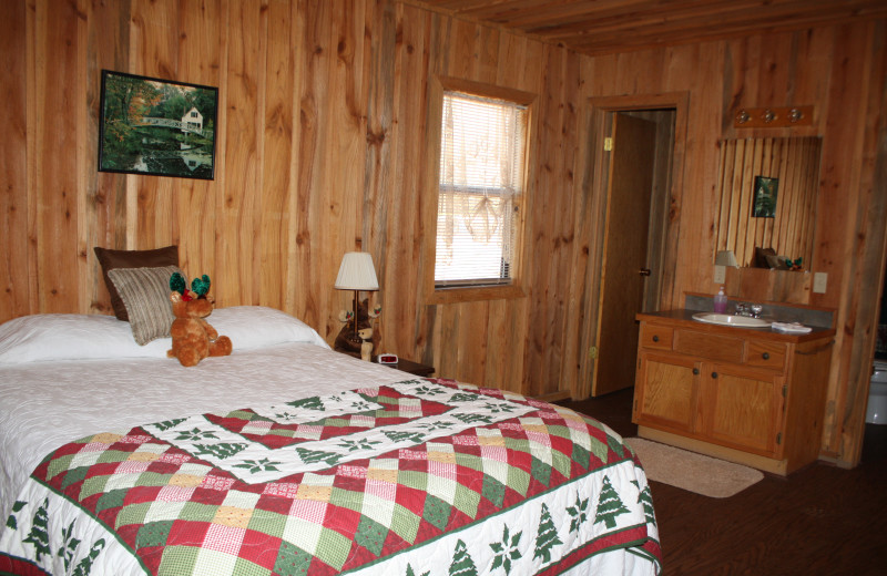 Moose Lodge bedroom at Heath Valley Cabins.