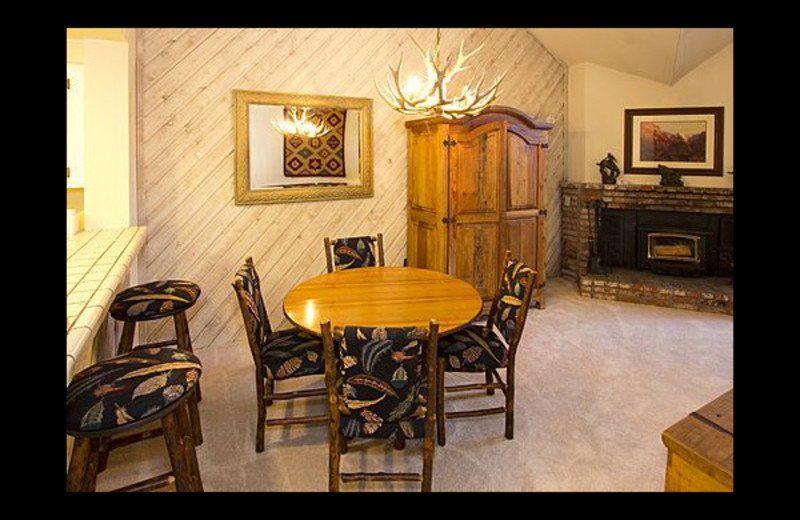 Vacation rental dining area at JetLiving.