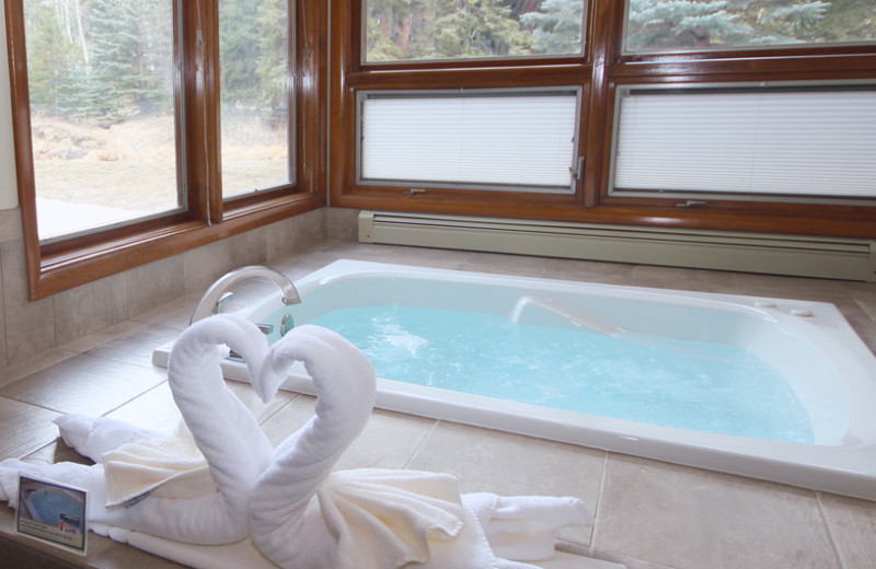 Guest hot tub at Boulder Brook on Fall River.