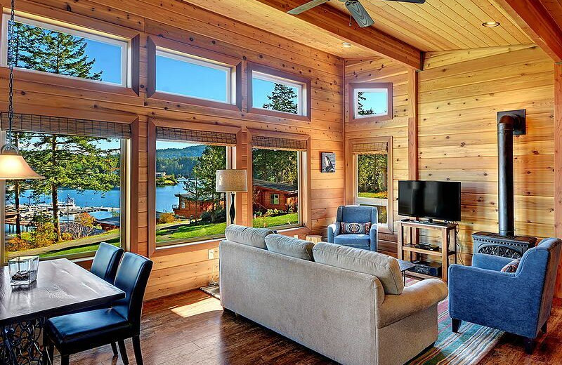 Guest living room at Snug Harbor Marina Resort.