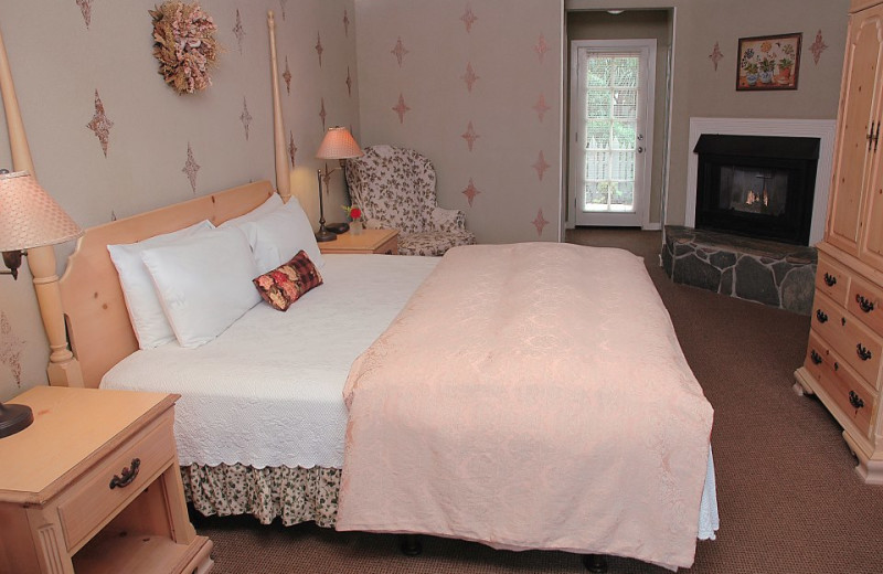 Guest bedroom at Sea Otter Inn.