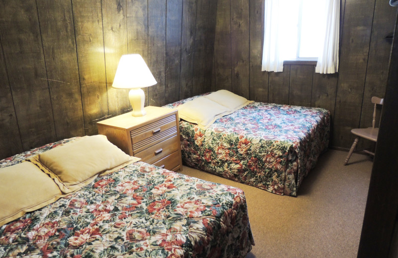 Spacious bedrooms at Timber Glen Cottage at Tribesman Resort.