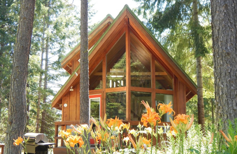 Cabin exterior at Trout Lake Cozy Cabins.