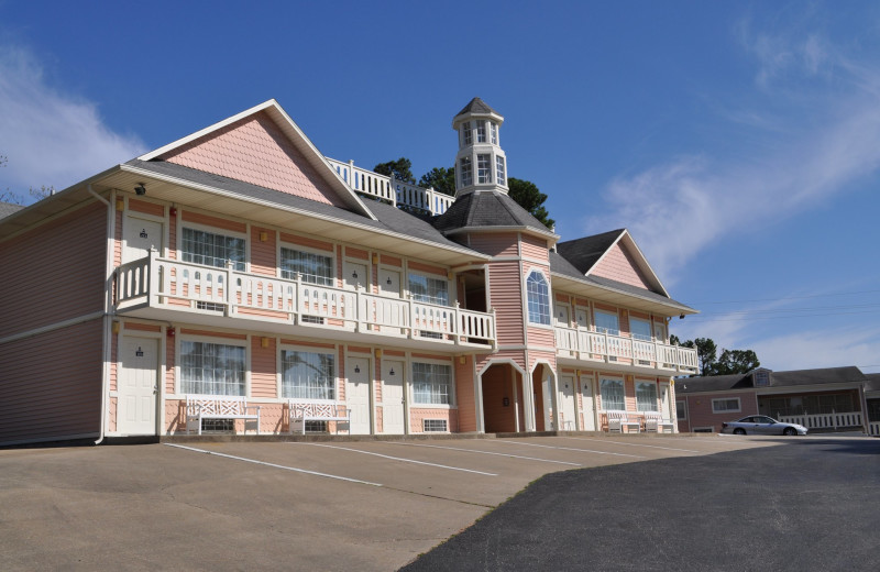 Exterior view of Land O Nod Inn.