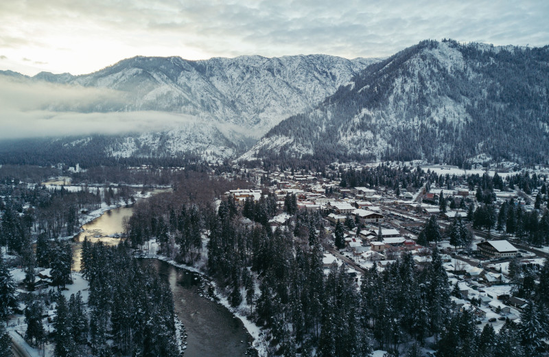 Mountains near LOGE Leavenworth Downtown..