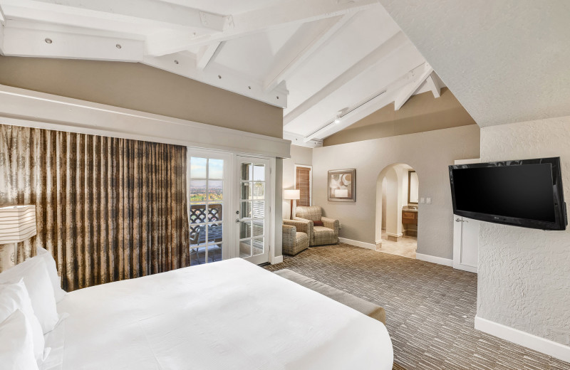 Guest room at Pointe Hilton Tapatio Cliffs Resort.