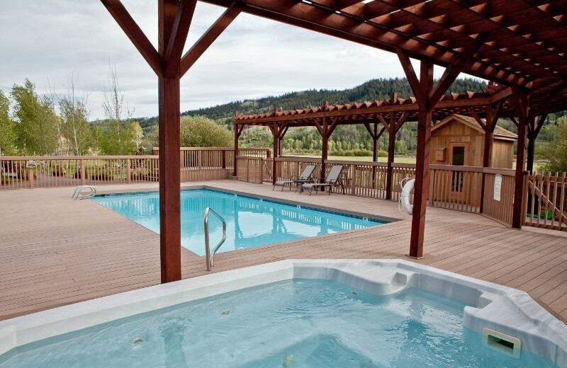 Outdoor pool and spa at Goosewing Ranch.