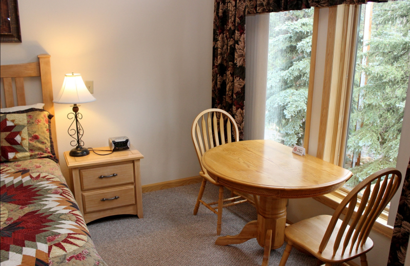 Suite bedroom at Sunnyside Knoll Resort.