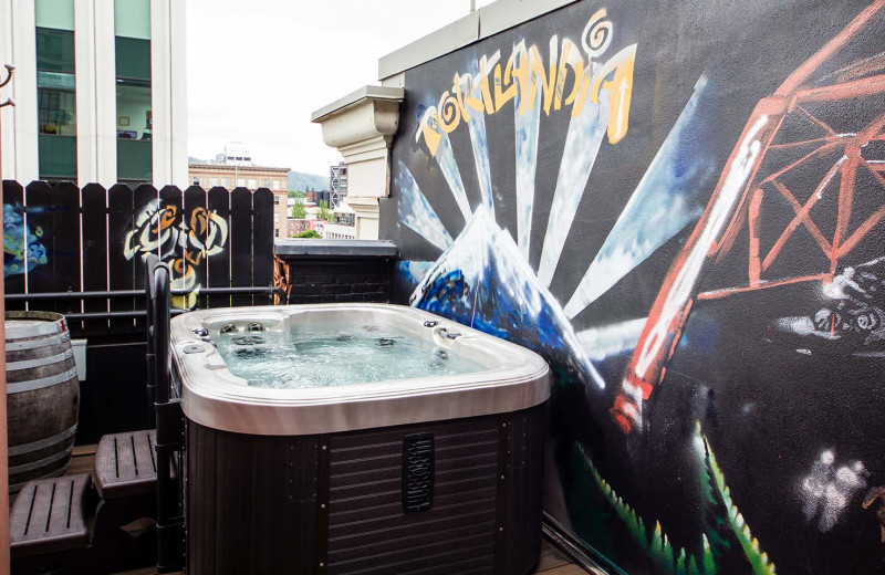 Hot tub at Hotel Vintage Plaza.