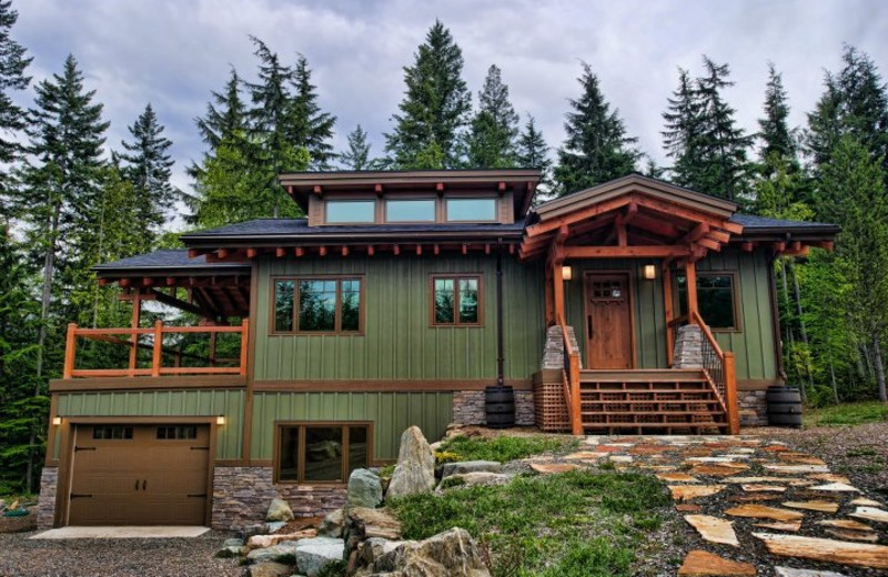 Exterior view of Wing Creek Cabins Resort.