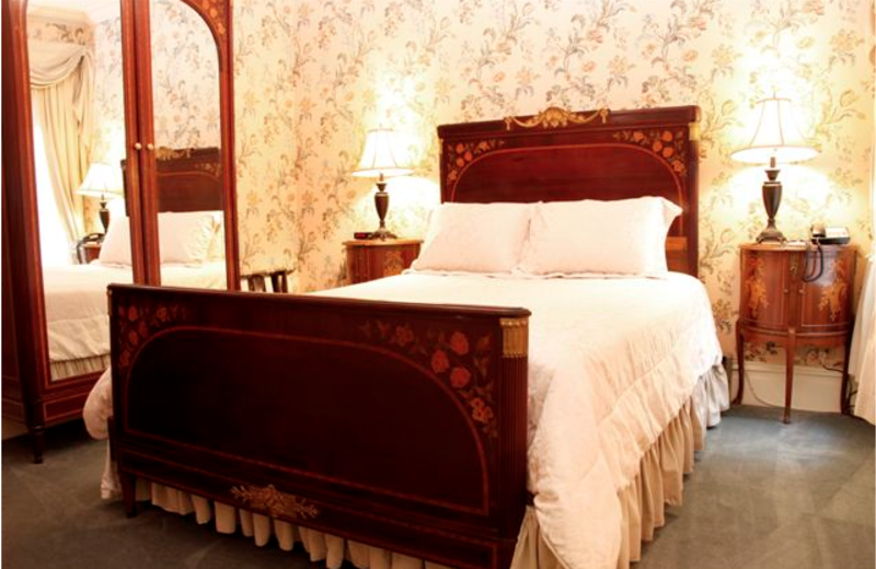 Guest room at Nob Hill Inn.