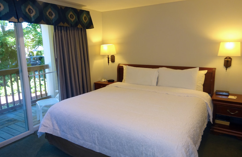 Guest room at OgunquitHotels.net.