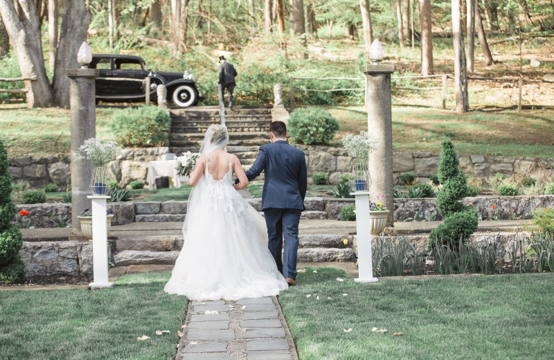 Weddings at Arrow Park Lake and Lodge.