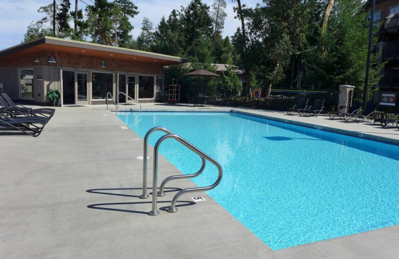 Outdoor pool at Sunrise Ridge Waterfront Resort.