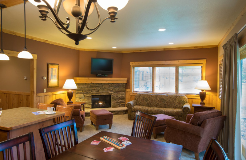 Guest living room at Ruttger's Bay Lake Lodge.