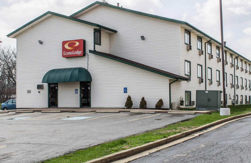 Exterior view of Econo Lodge - Akron.