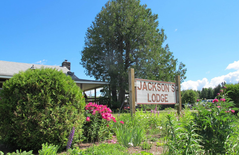 Exterior view of Jackson's Lodge and Log Cabins.