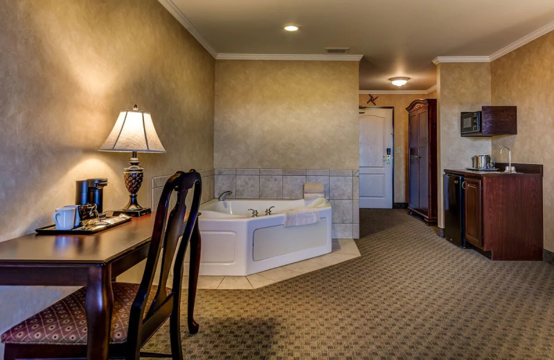 Guest hot tub at The Irish Cottage Inn & Suites.