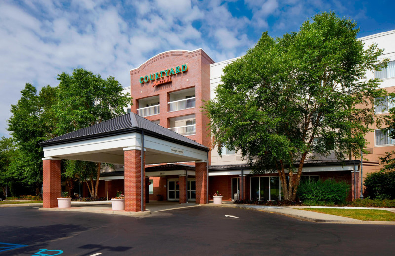 Exterior view of Courtyard Edison Woodbridge.