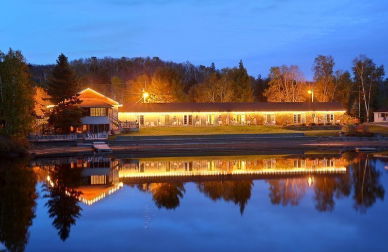 Exterior view of Algonquin Lakeside Inn.