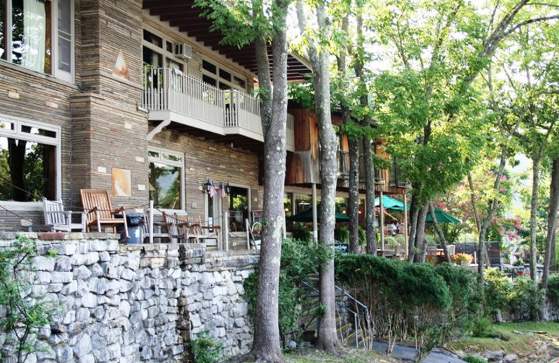 Exterior view of Grider Hill Marina & Resort.