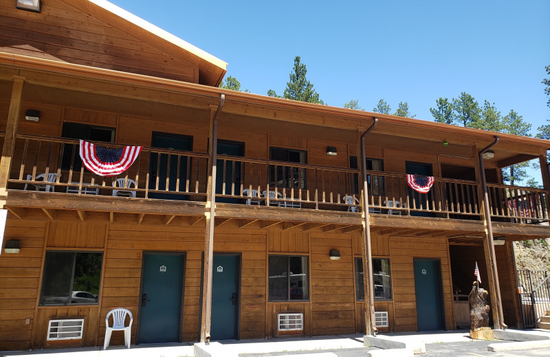 Exterior view of Rushmore Express Inn & Family Suites.