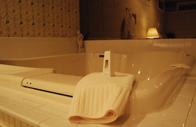 Suite Bath Tub at Chambery Inn