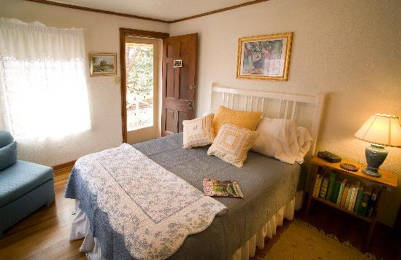 Guest room at Das Garten Haus B & B.