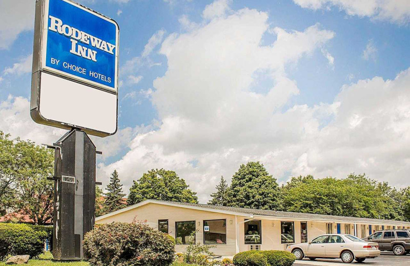 Exterior view of Rodeway Inn Findlay.