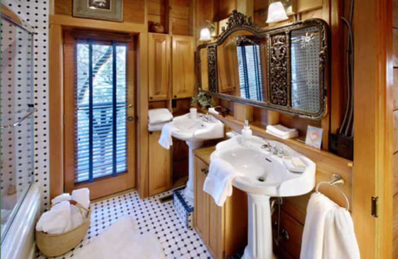 Cottage bathroom at Winterwood Lakeside Cottage.