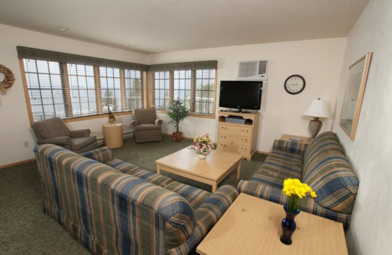 Guest living room at Bay Shore Inn.