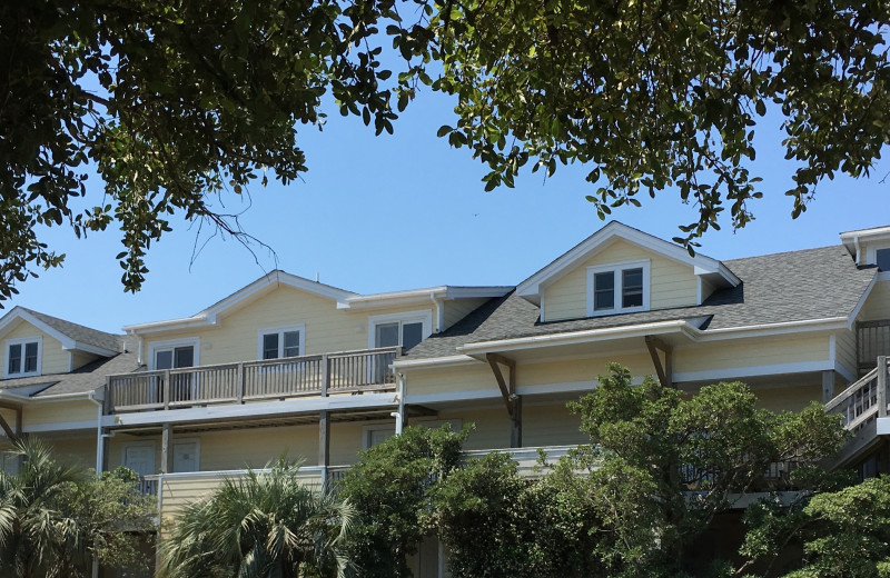 Exterior view of Captain's Landing Waterfront Hotel.