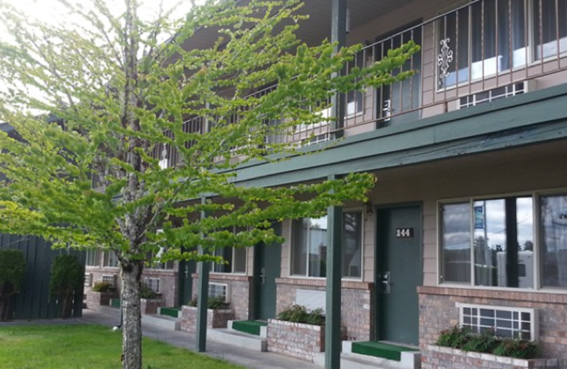 Exterior view of Forks Motel.