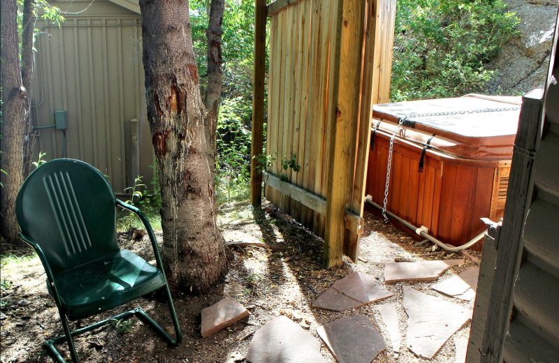 Outdoor jacuzzi at Sunnyside Knoll Resort.