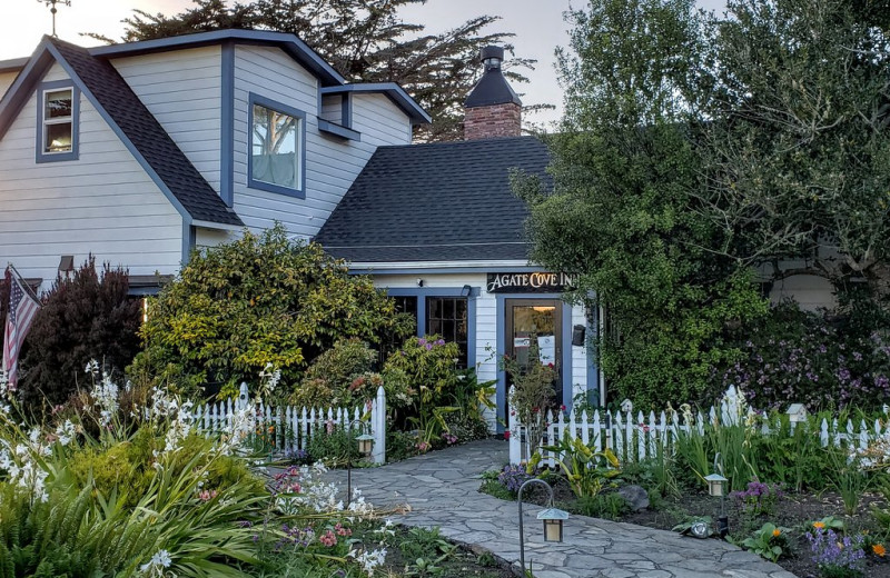 Exterior view of Agate Cove Inn.