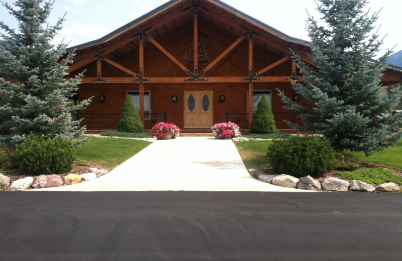 Exterior view of RiverStone Family Lodge.