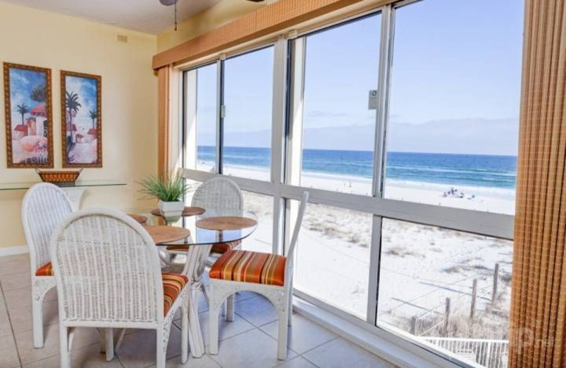 Rental dining area at iTrip - Gulf Shores.