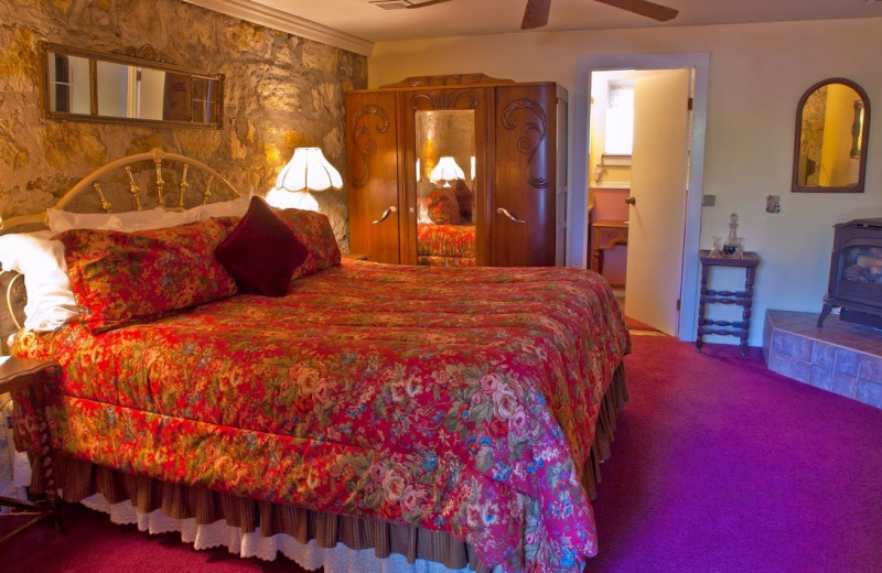 Guest room at Shady Oaks Country Inn.