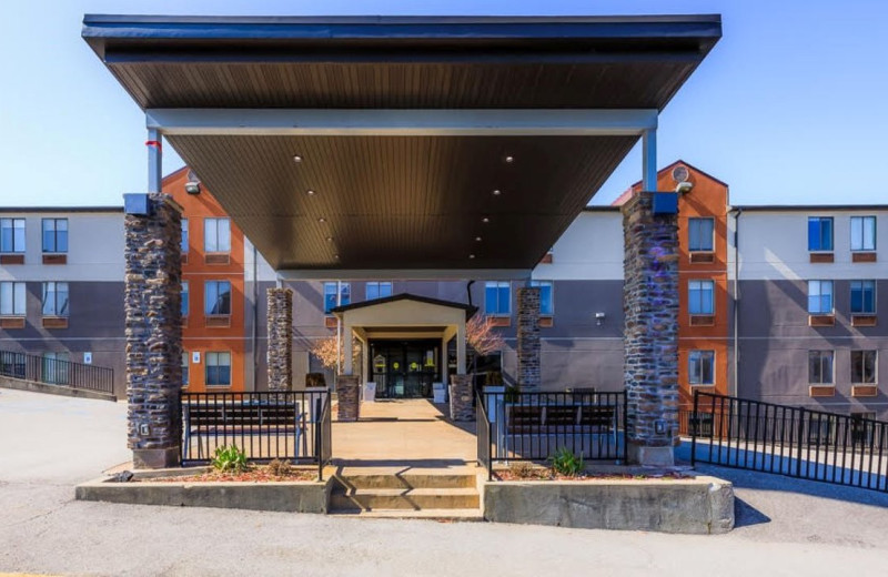 Exterior view of Holiday Inn Express Osage Beach.