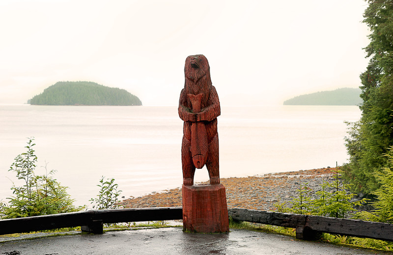 Wood statue of bear and fish at Salmon Falls Resort.
