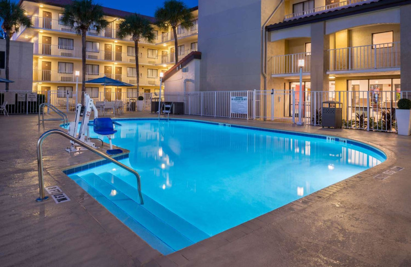 Outdoor pool at BEST WESTERN International Drive - Orlando.