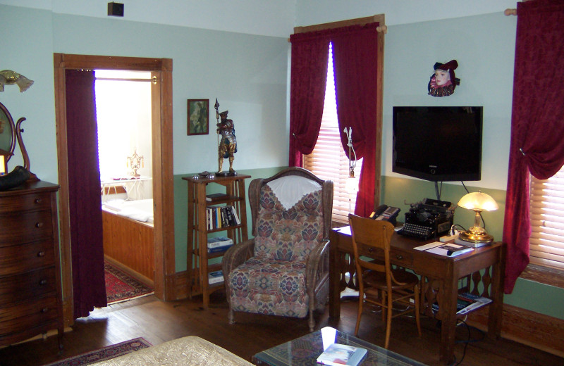 Guest room at Summit Street Bed 