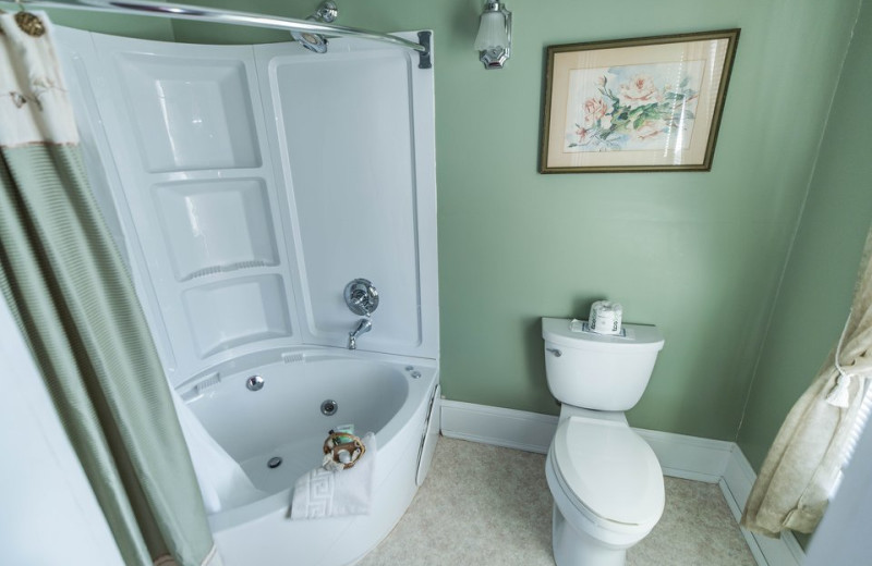 Guest bathroom at Eagles on the River and Anderson House Hotel.