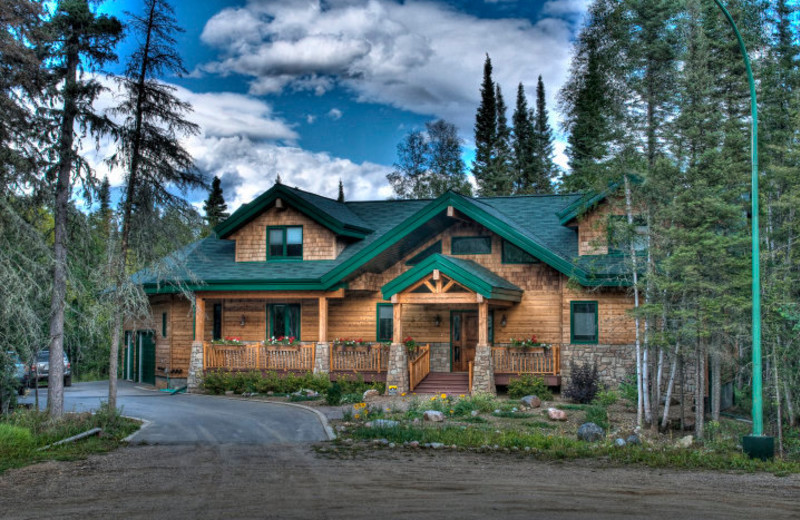 Exterior cabin view at Elk Ridge Resort.